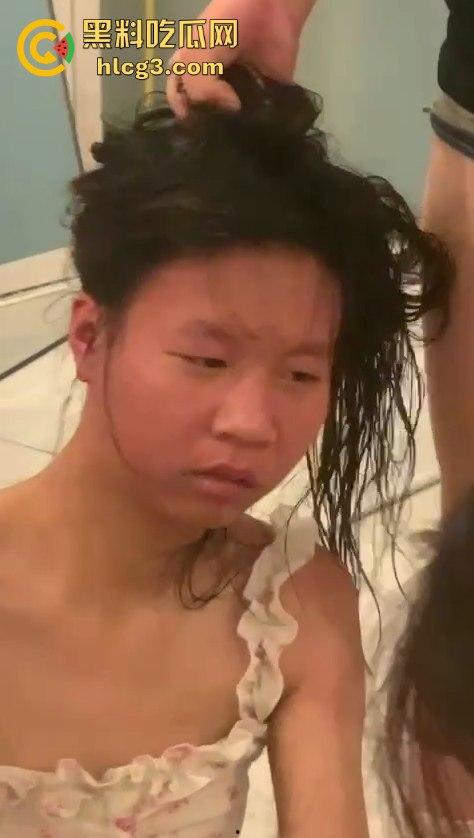 河南霸凌事件!女孩被精神小妹扒光衣服侮辱 拳打脚踢逼她跪下!-12