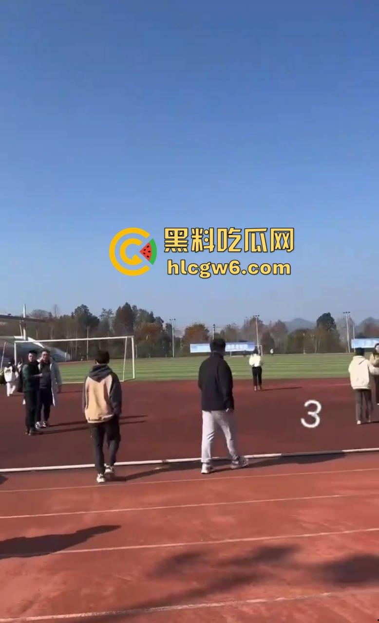 贵州遵义飙车哥路斯特霸气漂移进医药高等专科校园，操场草坪惨成赛车道，赔偿金额直接把人吓软！-3