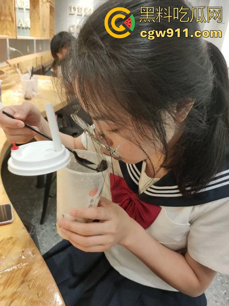 天上的飞机最快，地上的眼镜最骚！湖北师范母狗【周梦梦】，身材极品反差小母狗，做爱视频流出！-1