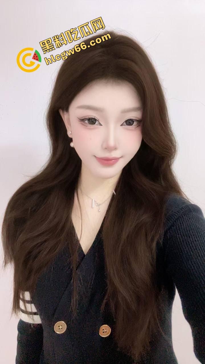 石家庄绿帽哥带黑丝老婆玩4P，兄弟轮流大力爆操，媳妇手拿双屌吞精被射脸，最后爽完默默吃药！-1