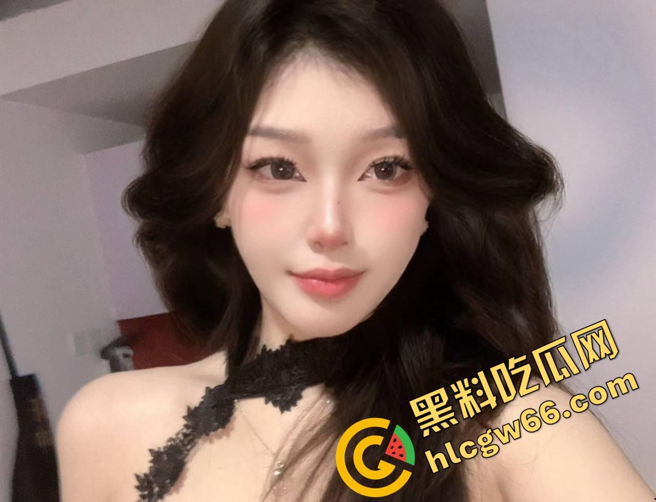 石家庄绿帽哥带黑丝老婆玩4P，兄弟轮流大力爆操，媳妇手拿双屌吞精被射脸，最后爽完默默吃药！-3