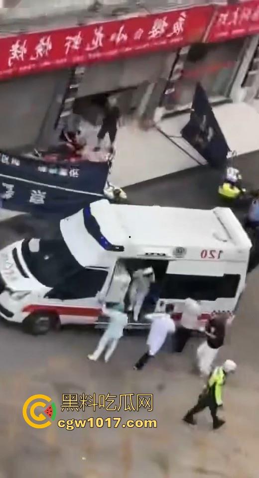 夜樱小龙虾烧烤发生持刀砍人事件！三打一，貌似被反杀，地上躺个黑衣服，现在的人动不动就动刀子真恐怖！-4