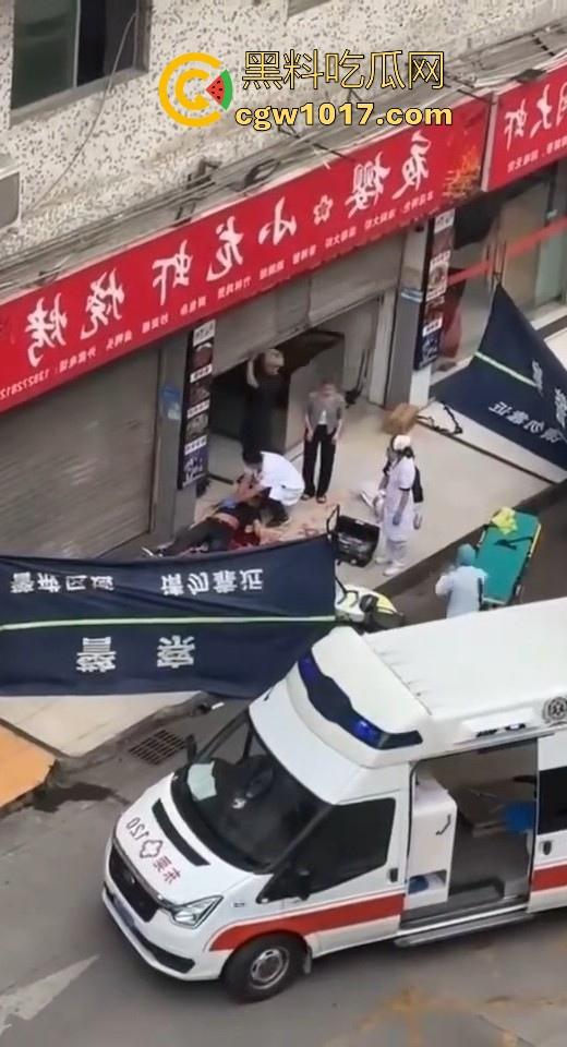 夜樱小龙虾烧烤发生持刀砍人事件！三打一，貌似被反杀，地上躺个黑衣服，现在的人动不动就动刀子真恐怖！-7