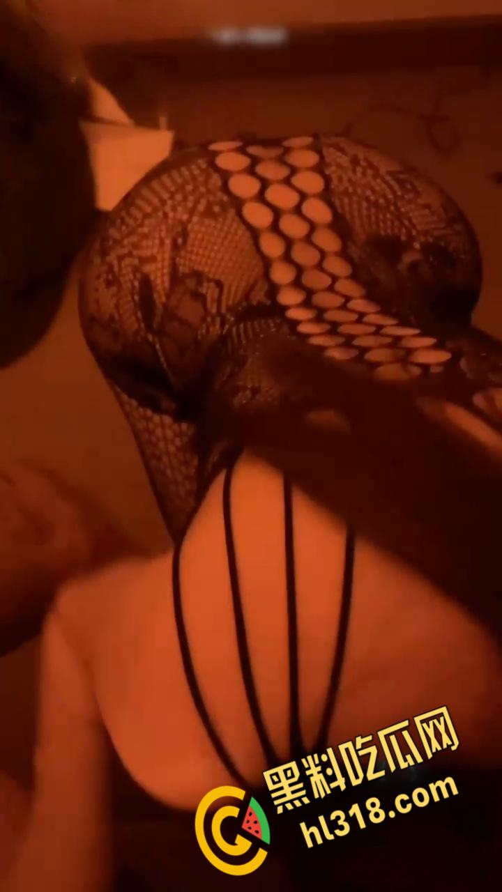 广西南宁极品模特【吴佳琪】，清纯反差性感身材，情趣黑丝翘着屁股口交，无套后入淫叫不止！-4