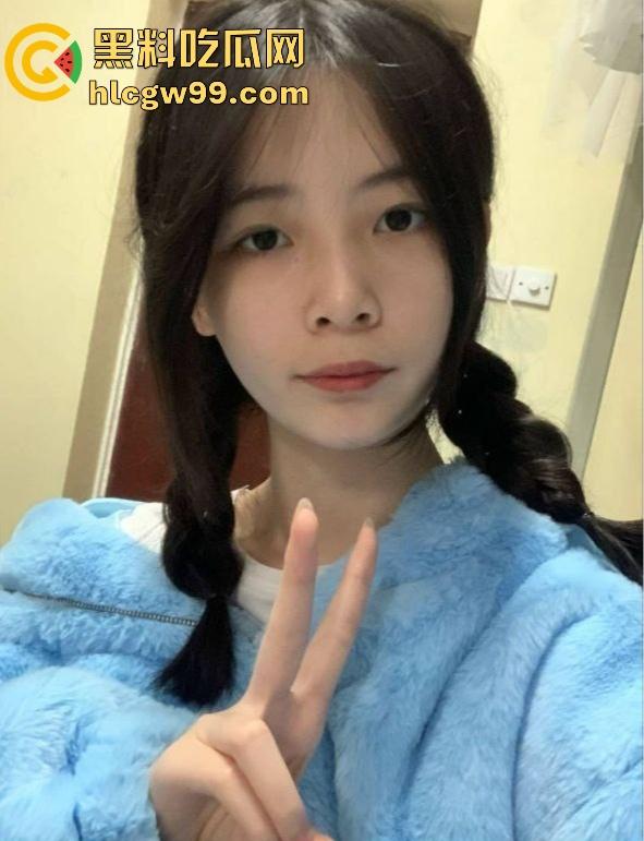 四川宜宾【赵倩】被爆私密视频，清纯学生妹跪地口交被颜射，粉嫩嫩的小逼惊艳众人！-2