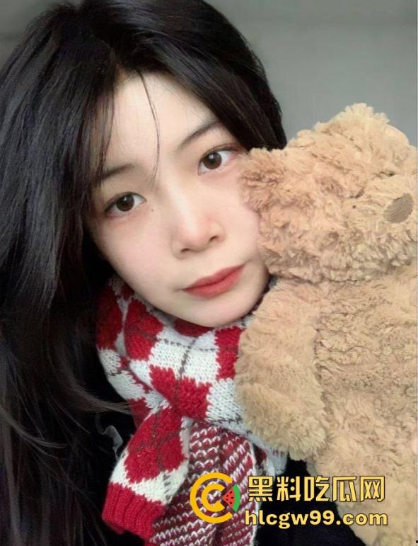 四川宜宾【赵倩】被爆私密视频，清纯学生妹跪地口交被颜射，粉嫩嫩的小逼惊艳众人！-5