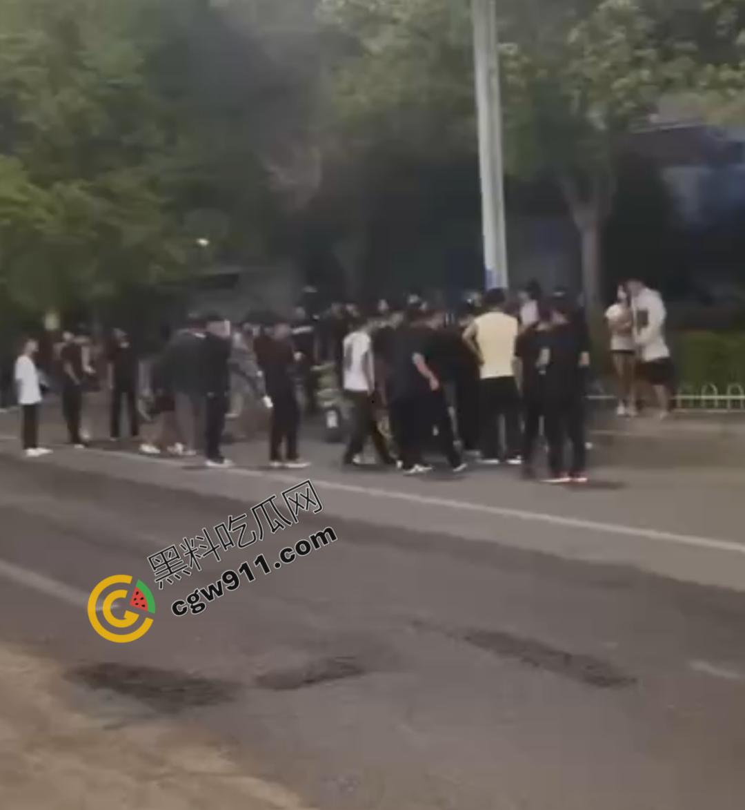 闹市惊现“刀妹狂魔”：穿着黑丝狂捅一男子，刀光四射，溅血街头，网络梗喧腾，路人惊逃-1