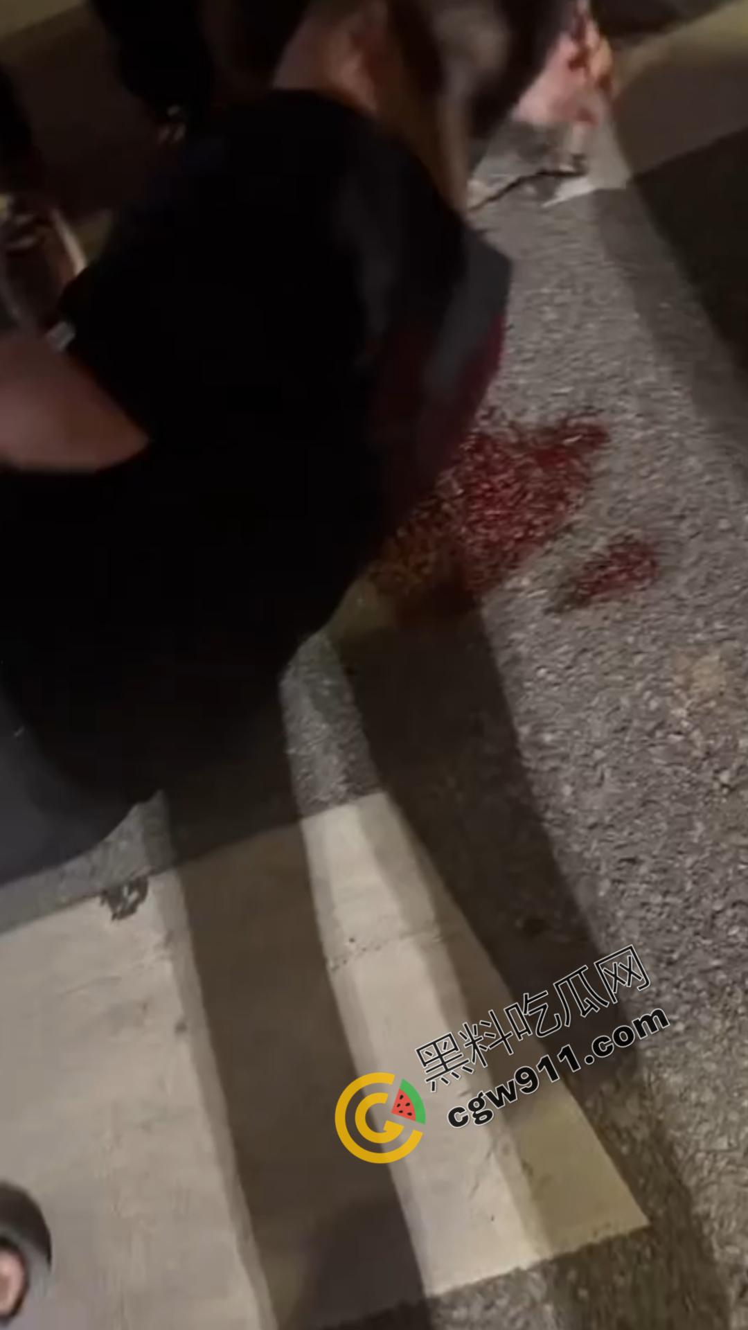 闹市惊现“刀妹狂魔”：穿着黑丝狂捅一男子，刀光四射，溅血街头，网络梗喧腾，路人惊逃-8