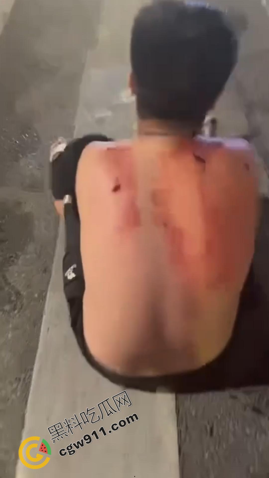 闹市惊现“刀妹狂魔”：穿着黑丝狂捅一男子，刀光四射，溅血街头，网络梗喧腾，路人惊逃-9