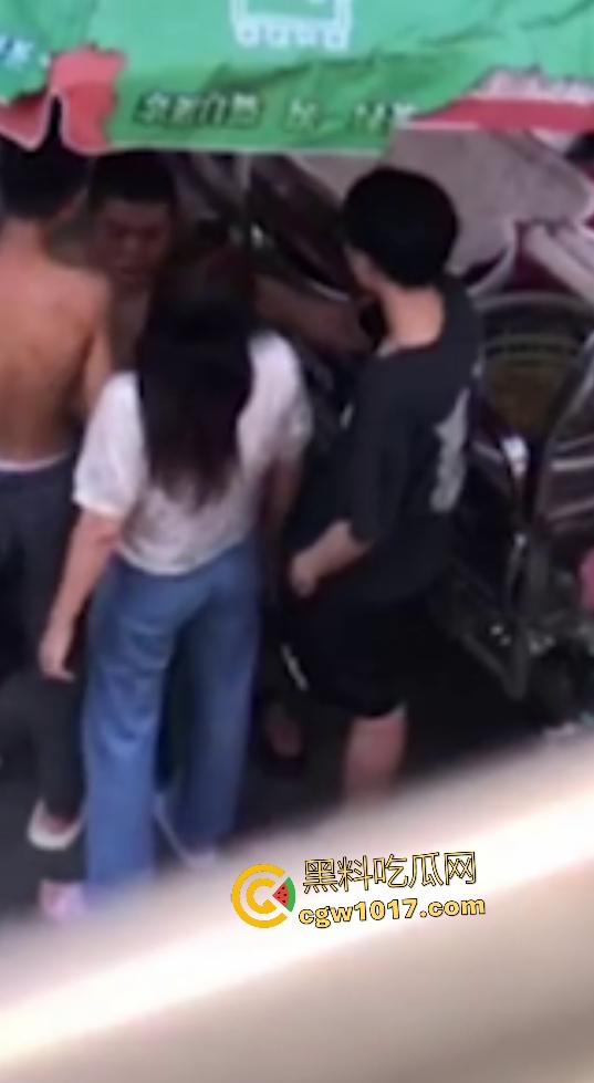 恋母儿子抓包母亲出轨老男人，脱衣服露排骨要单挑，情人无动于衷，老母还护奸夫，死去的老公看到会怎么想！-1