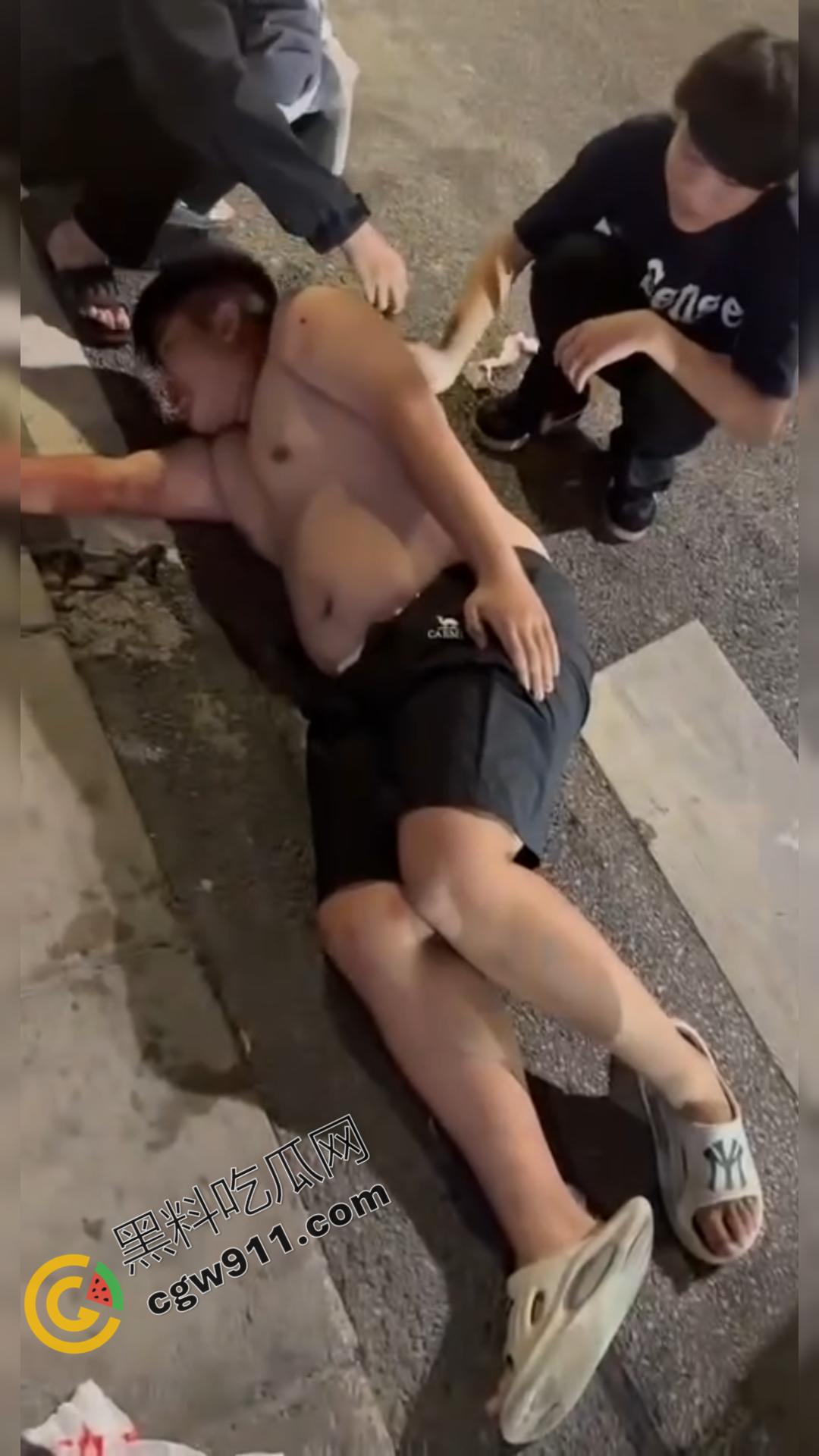 闹市惊现“刀妹狂魔”：穿着黑丝狂捅一男子，刀光四射，溅血街头，网络梗喧腾，路人惊逃-12