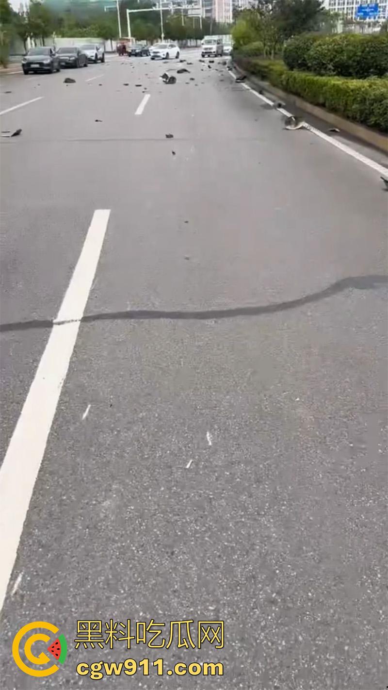 武汉小米汽车撞警察，地板油加速起步，本想装个大的结果翻车，警察当场撞死，小米汽车碎一地！-5