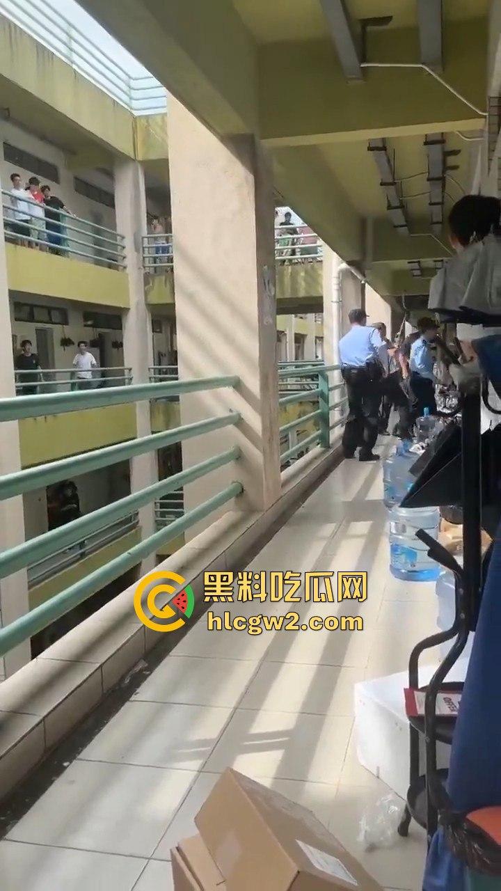 广东工业大学惊现捅人事件！凶手反锁宿舍内，保安公安疯狂踹门！-2