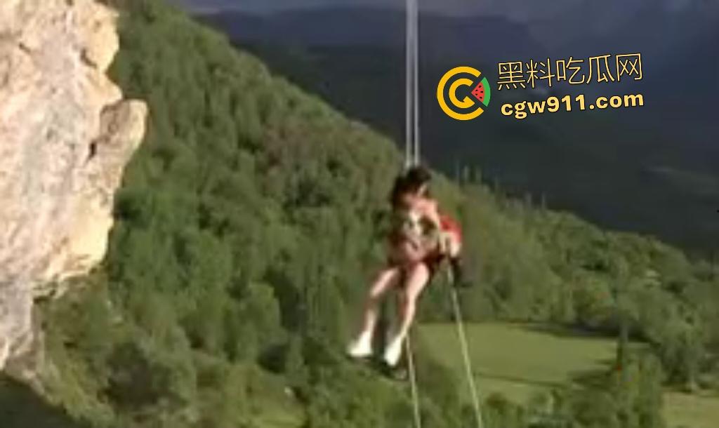 老外山顶绳索滑翔,半空狂舔骚逼口交,脱裤骑乘猛插,拔屌出来直接射嘴里,这场景做爱太刺激了!-6