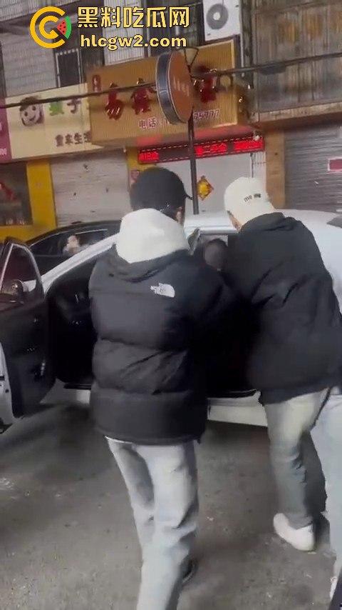 山东泰安新泰未成年小崽子打人狠到飞起，活脱脱一群小雇佣兵，打死人也不犯法？！-5