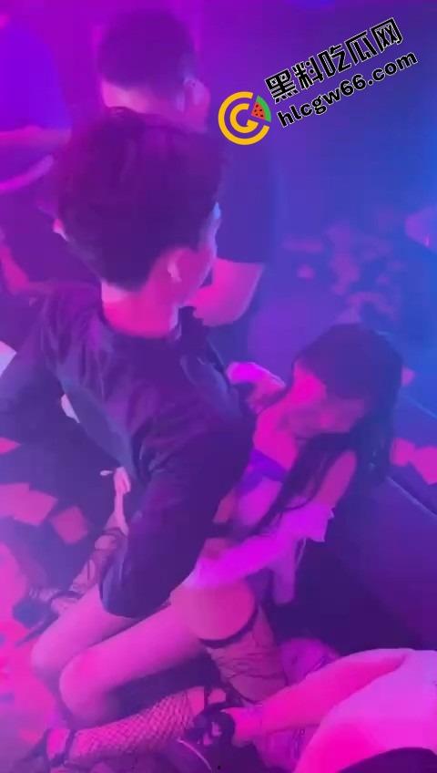 酒吧骚鸡骚鸭酒吧接头，骚鸭穿三角内裤黑丝在小仙女身上蹭到发烫，小姑娘笑疯了今晚不回家了！-6