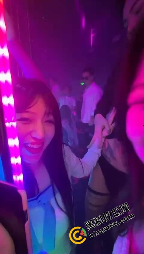 酒吧骚鸡骚鸭酒吧接头，骚鸭穿三角内裤黑丝在小仙女身上蹭到发烫，小姑娘笑疯了今晚不回家了！-7