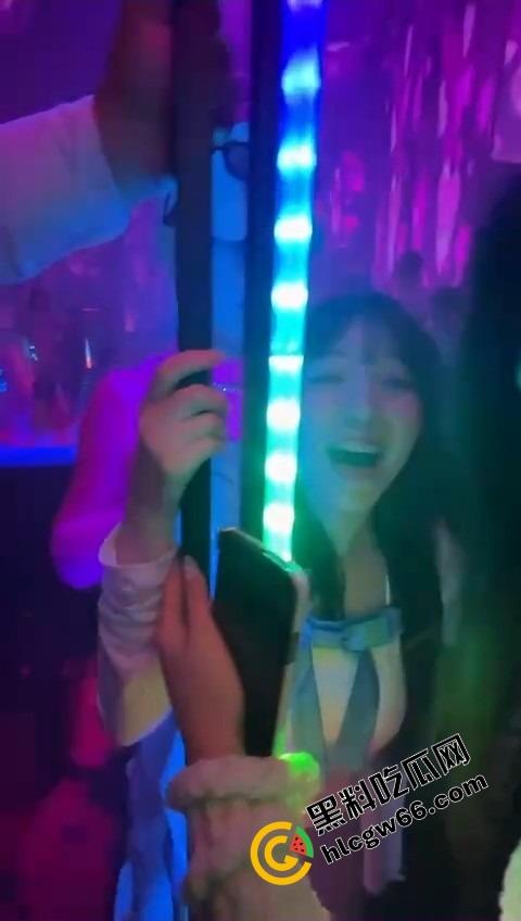 酒吧骚鸡骚鸭酒吧接头，骚鸭穿三角内裤黑丝在小仙女身上蹭到发烫，小姑娘笑疯了今晚不回家了！-8