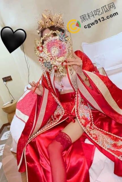 海角乱伦大神新作！凤冠嫩玉：禁忌父女情震撼上演！火热辣女郎红纱勾勒诱人曲线，禁忌激情撩拨你心！-1