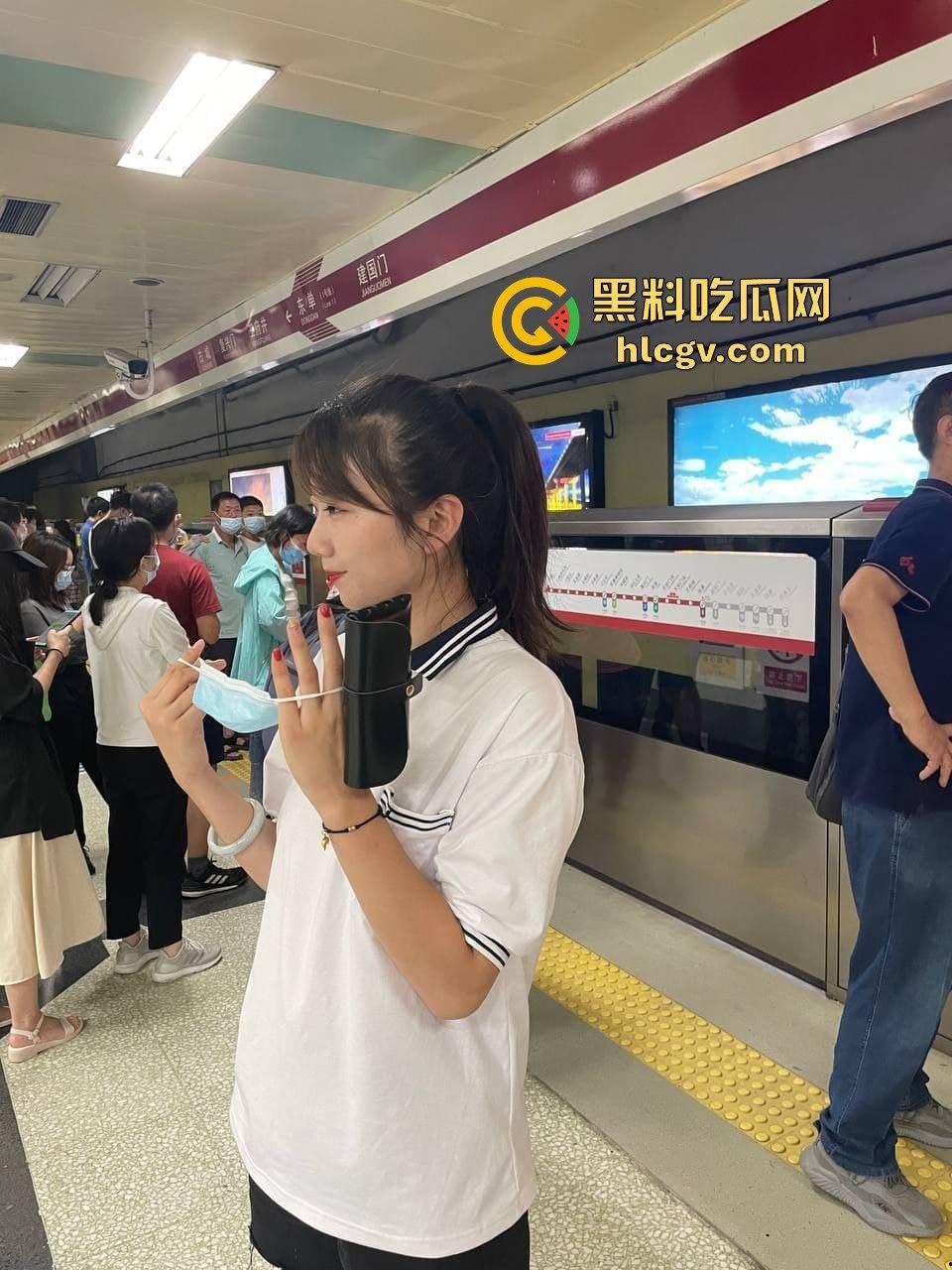 瓜友投稿火车车厢成爱巢！与大三学姐旅途中擦枪走火，触景生情车厢内缠绵难忘，如今只剩回味！-1