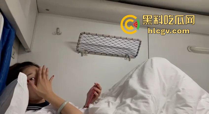 瓜友投稿火车车厢成爱巢！与大三学姐旅途中擦枪走火，触景生情车厢内缠绵难忘，如今只剩回味！-9