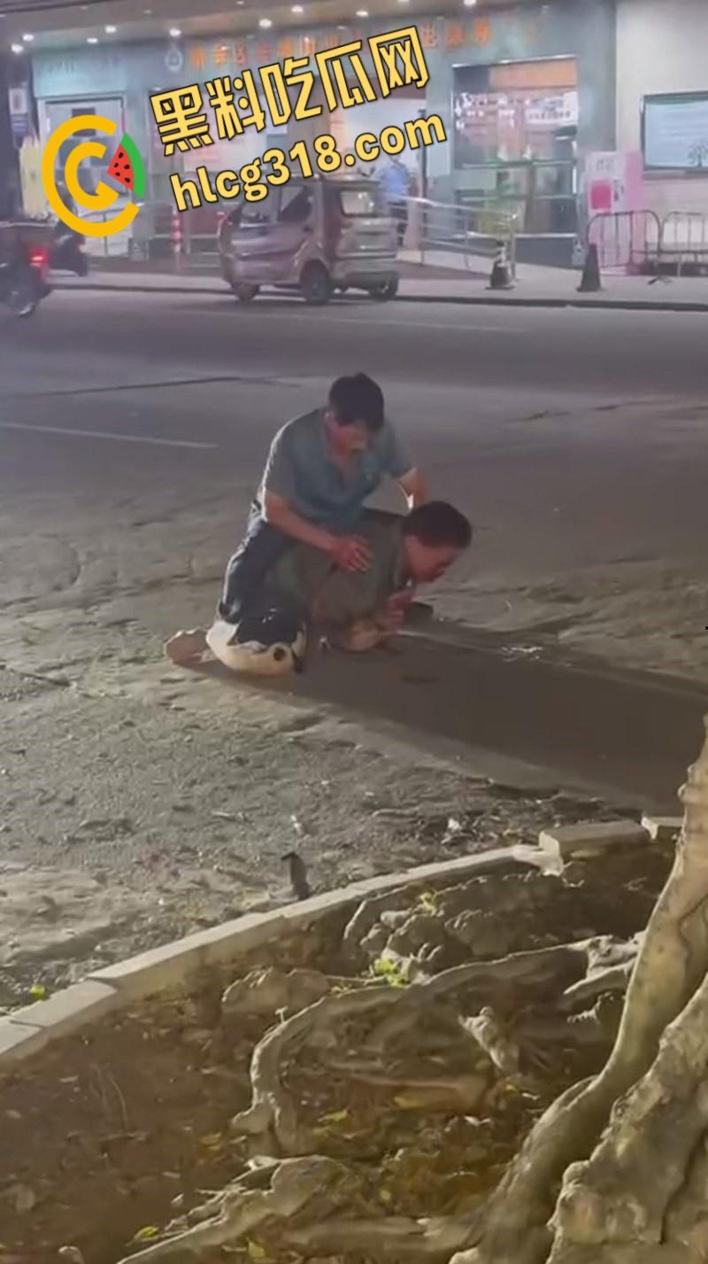 新会新桥路头盔男持刀砍人,被打男子被狠狠按在地上,一刀接着一刀,场面血腥 !-3