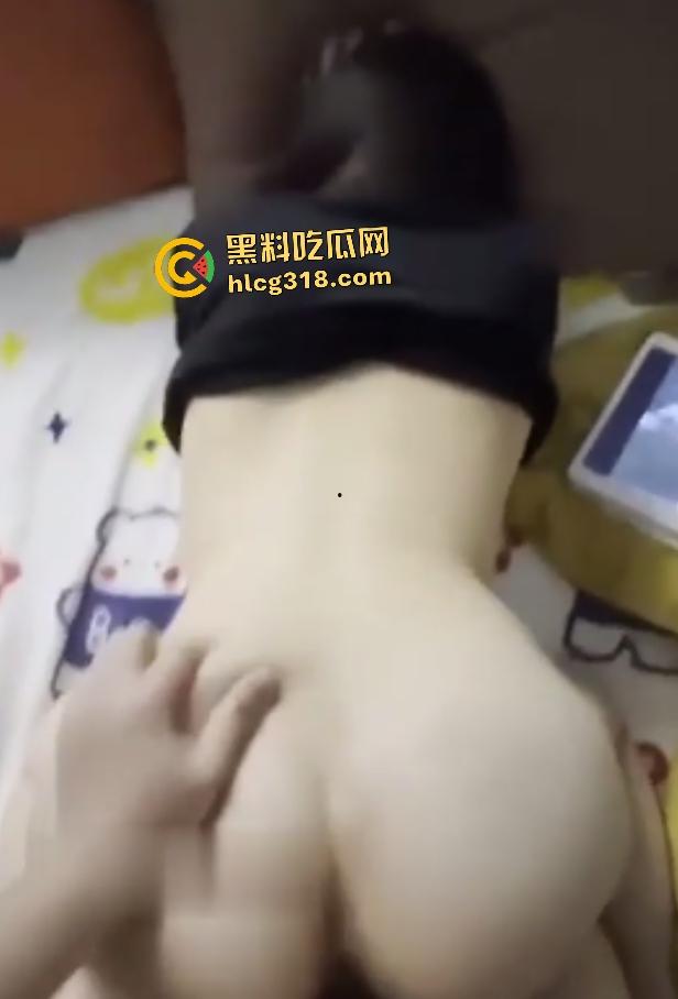 江西财经大学【高心岑】大二嫩妹反差小骚货，出租屋后入内裤被扔，口交还口水拉丝10厘米！-1