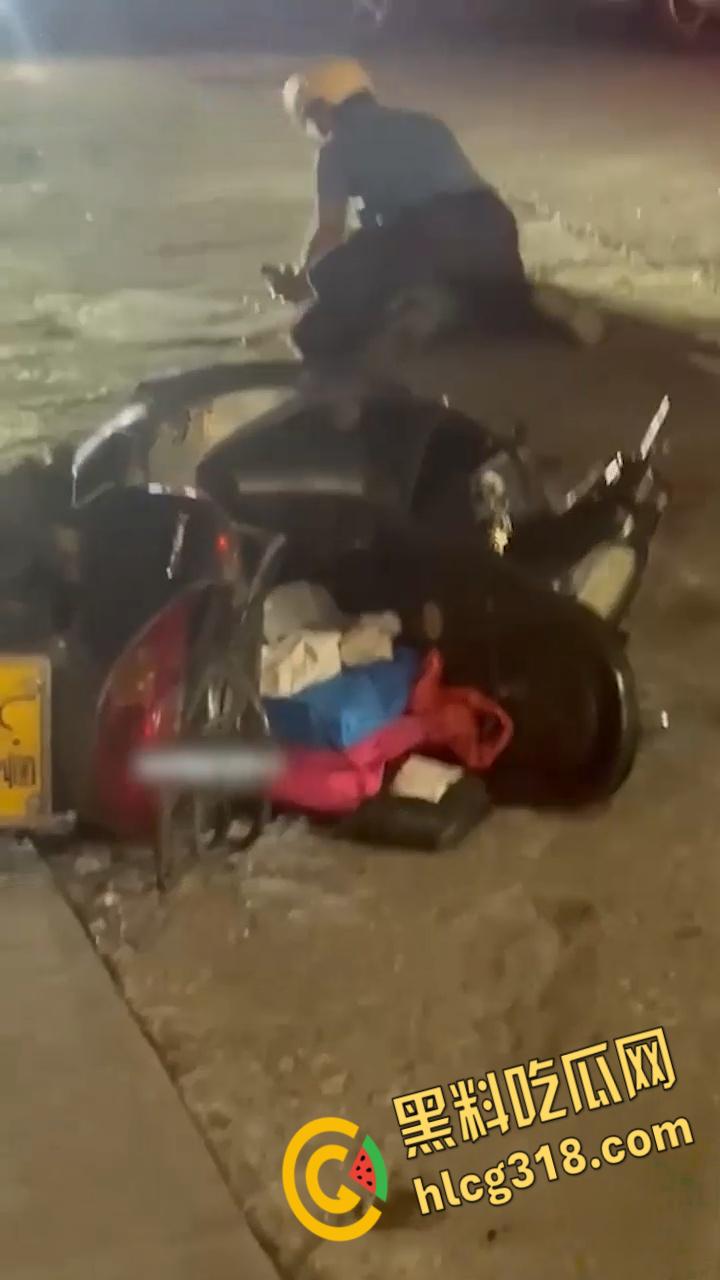 新会新桥路头盔男持刀砍人,被打男子被狠狠按在地上,一刀接着一刀,场面血腥 !-5