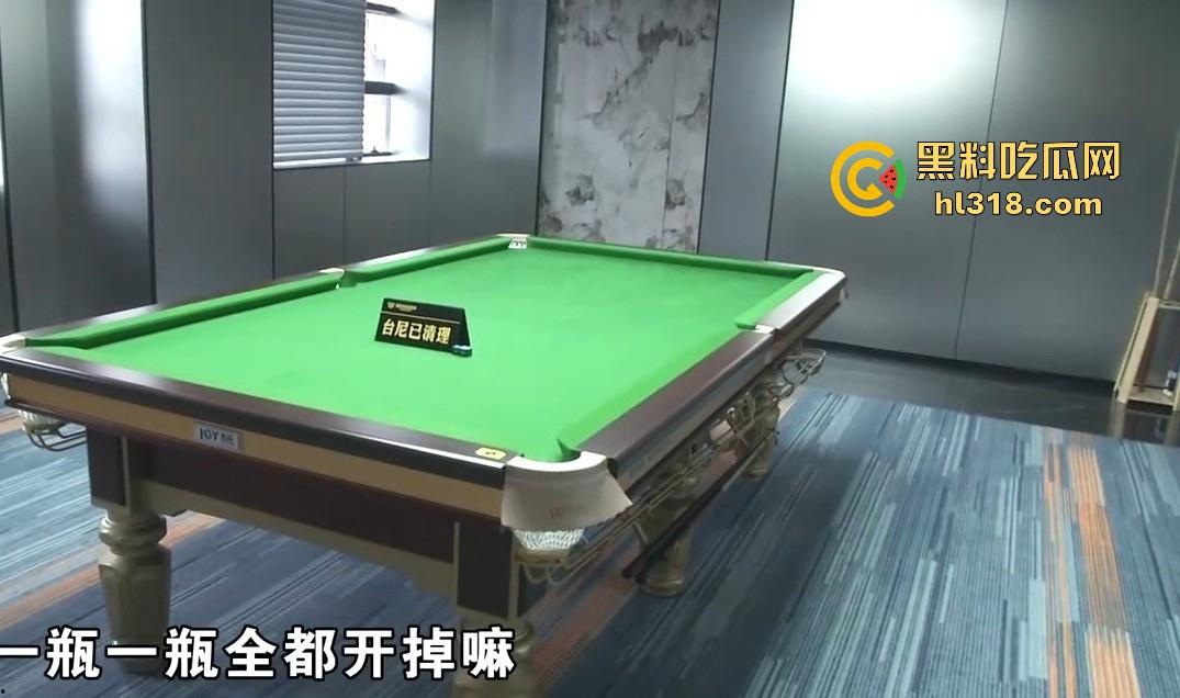 小哥网上想约炮台球助教,想摸人家的丝袜美腿,不料线下被坑5000多,还给打了一顿,真是陪了夫人又折兵!-2