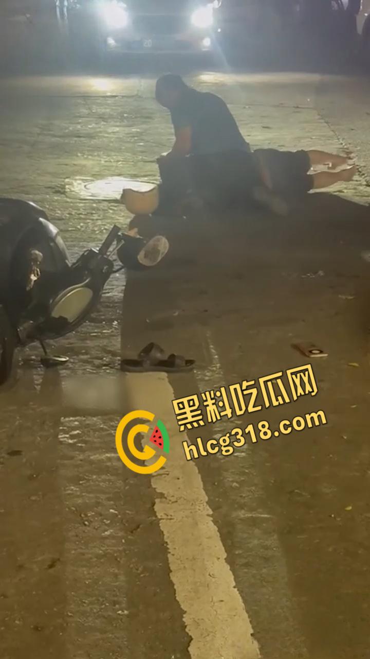 新会新桥路头盔男持刀砍人,被打男子被狠狠按在地上,一刀接着一刀,场面血腥 !-6