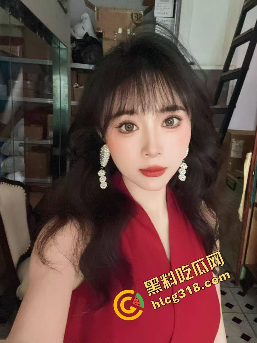 奶子走光都不遮？这这个就叫做专业！山西工商拉丁妹跳舞跳到走光，左边奶子完全露出还在跳！-1