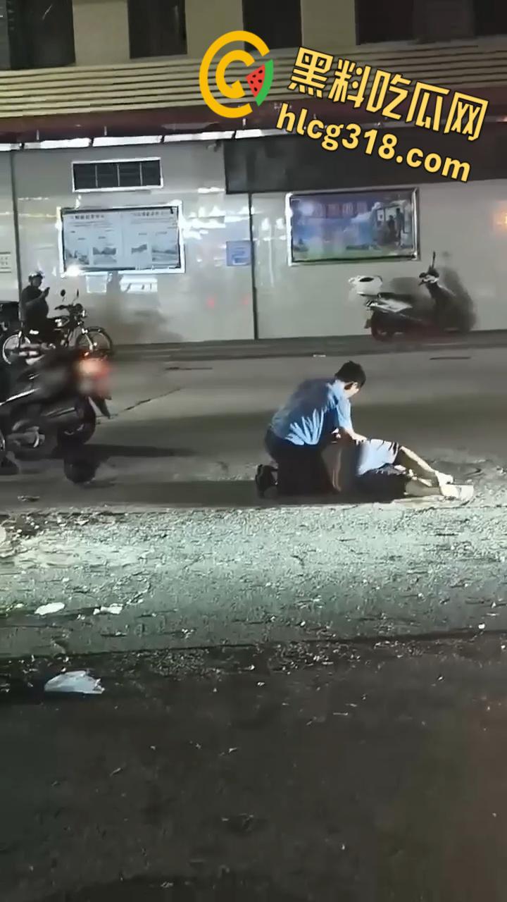 新会新桥路头盔男持刀砍人,被打男子被狠狠按在地上,一刀接着一刀,场面血腥 !-7