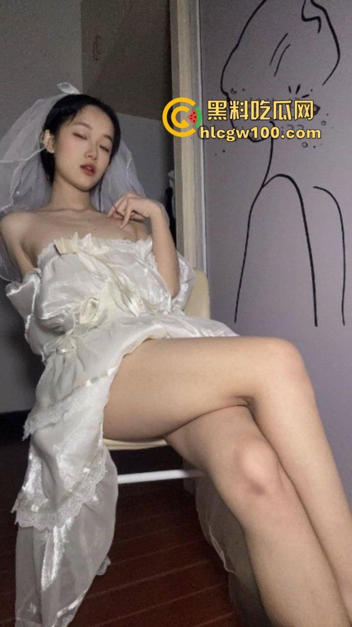 推特高颜值清纯小妹【胡椒籽】小小年纪不学好 学人家拍大尺度福利视频 真是欠肏！-11