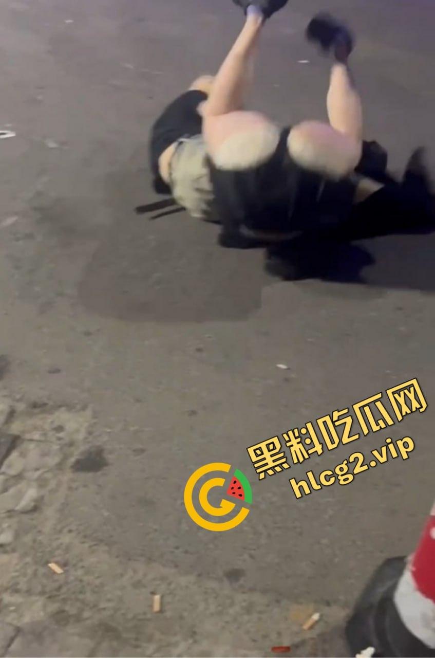 北京工体坦克大战黄毛细狗，全程碾压毫无还手之力，细狗惨被三角绞！-5