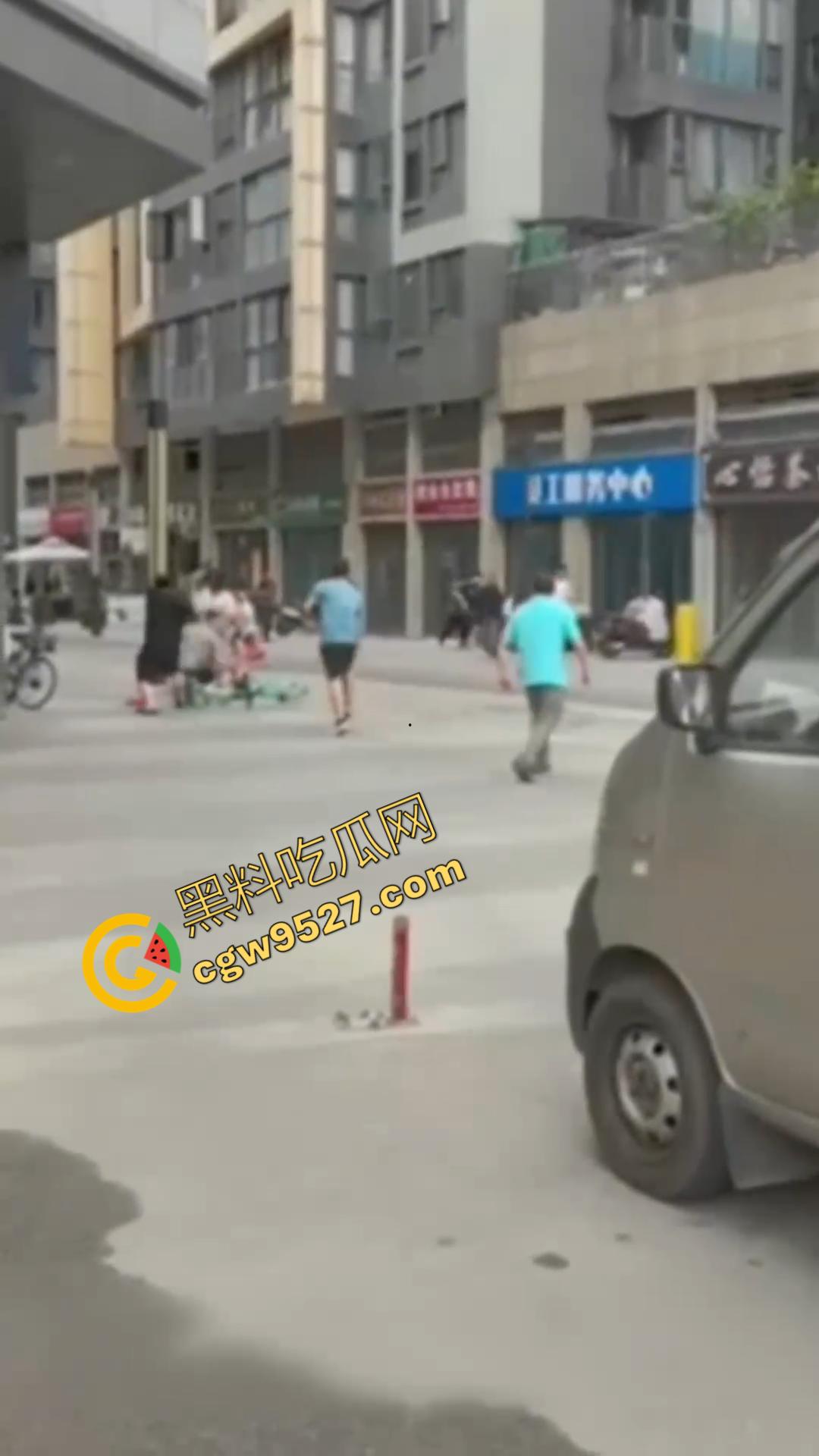 成都大街上杀妻现场曝光！男子怒捅妻子数刀直至死亡，杀疯了欲对旁边路人下手，现场血淋淋一片恐怖至极-1