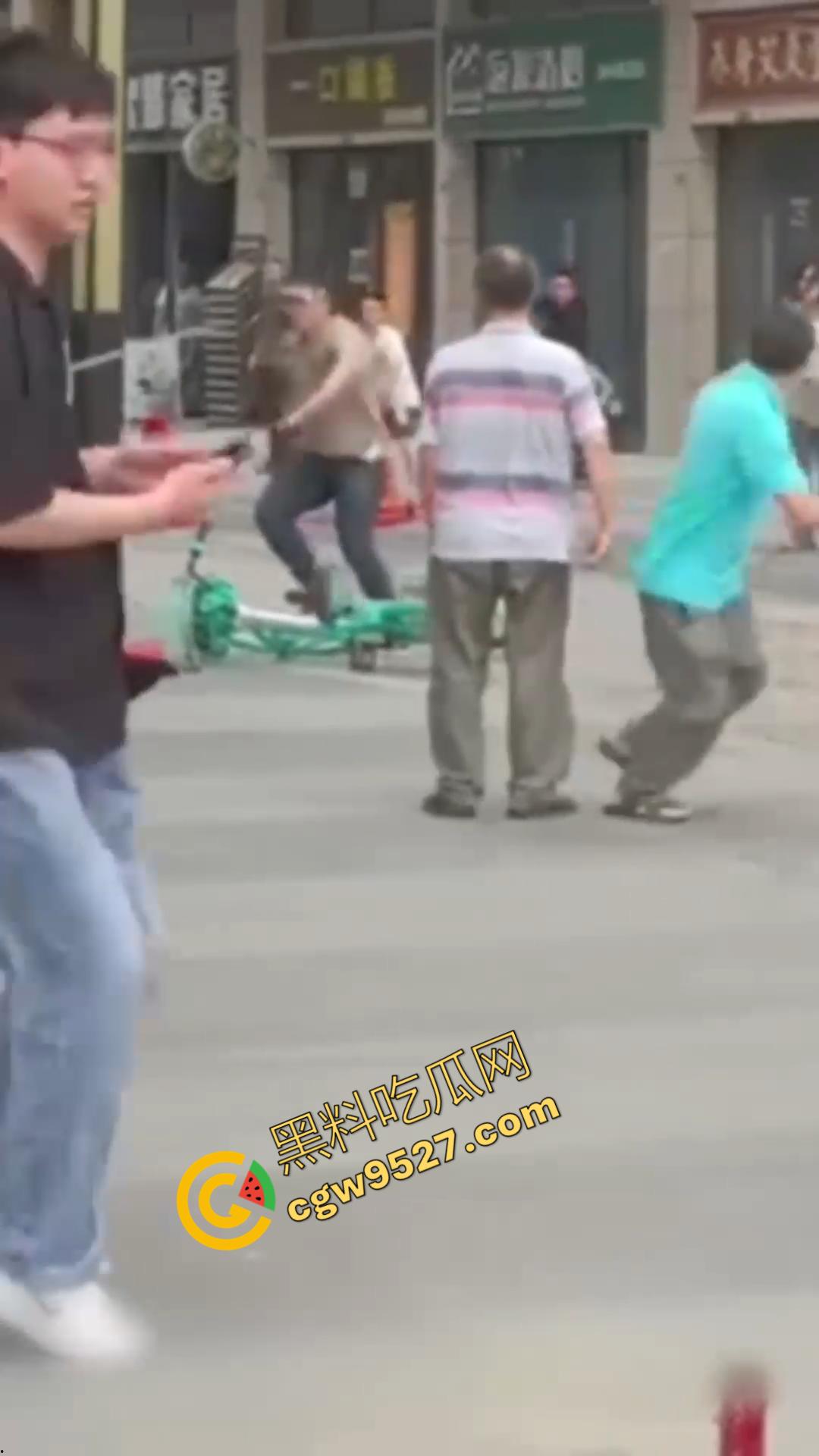 成都大街上杀妻现场曝光！男子怒捅妻子数刀直至死亡，杀疯了欲对旁边路人下手，现场血淋淋一片恐怖至极-3