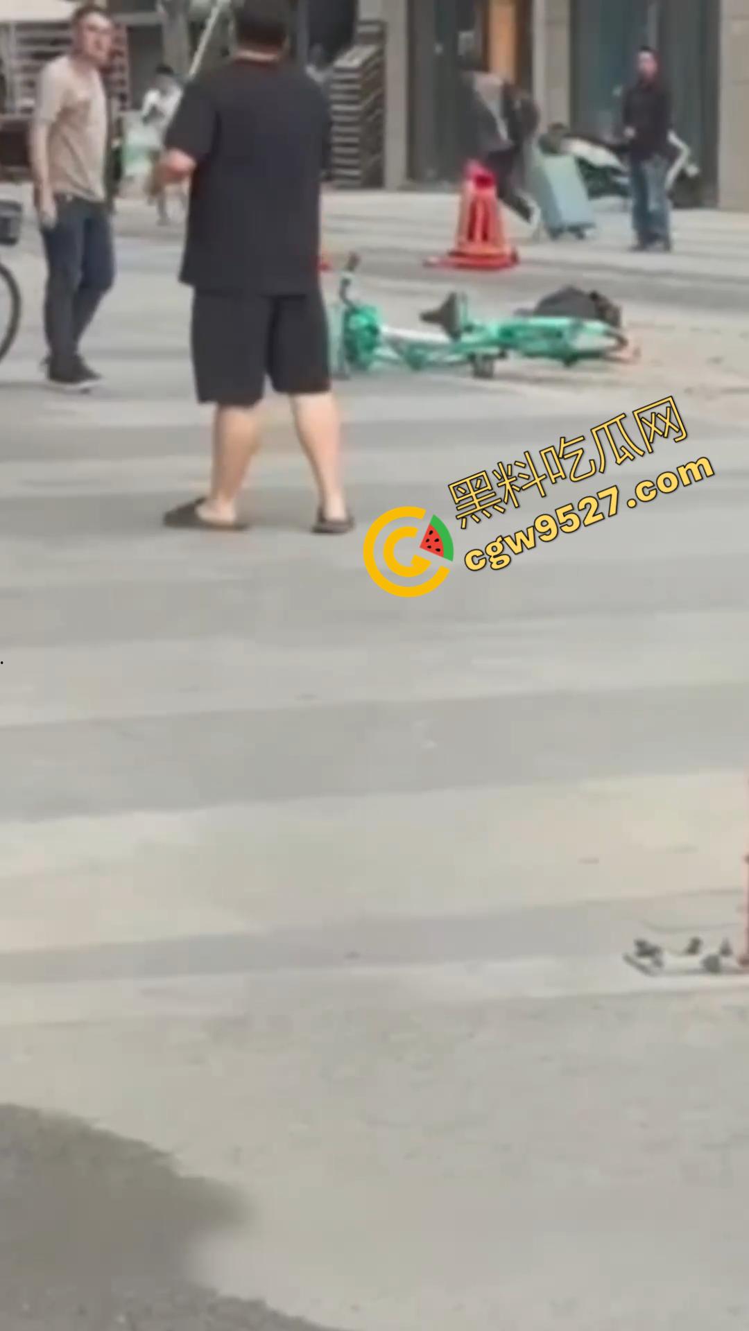 成都大街上杀妻现场曝光！男子怒捅妻子数刀直至死亡，杀疯了欲对旁边路人下手，现场血淋淋一片恐怖至极-5