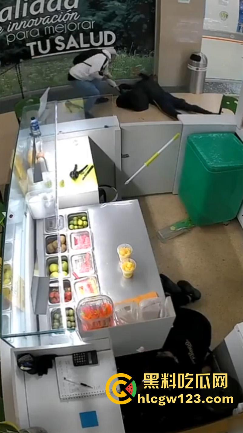美国黑帮火拼现场，果茶店监控拍下画面，双方见面开枪对射，黑哥伏地射击最终被当场击毙！-3