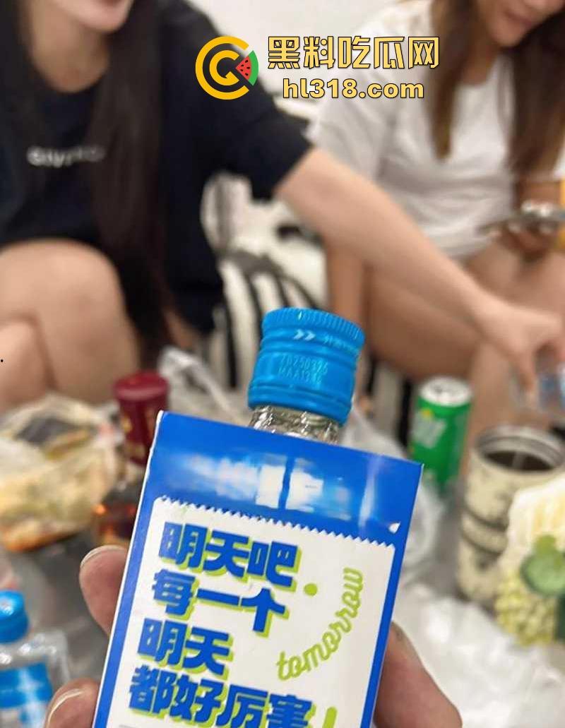 乱伦大神【奶子即正义】新作来袭!当着醉酒老婆的面,捧着小姨子大屁股爆操,无套内射爽翻天!-4