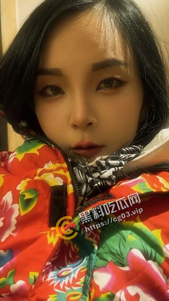 又有一位美女女骑手不戴护具骑车被抬走 可能再也走不了路了-1