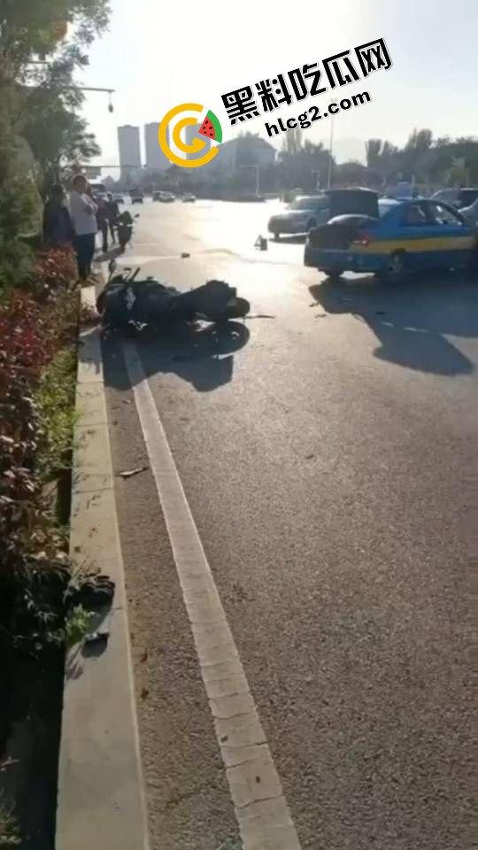 西夏万达摩托车祸 女骑士飙车撞上出租车 撞飞重摔在地 仙女脸被磨去一半 惨不忍睹-3