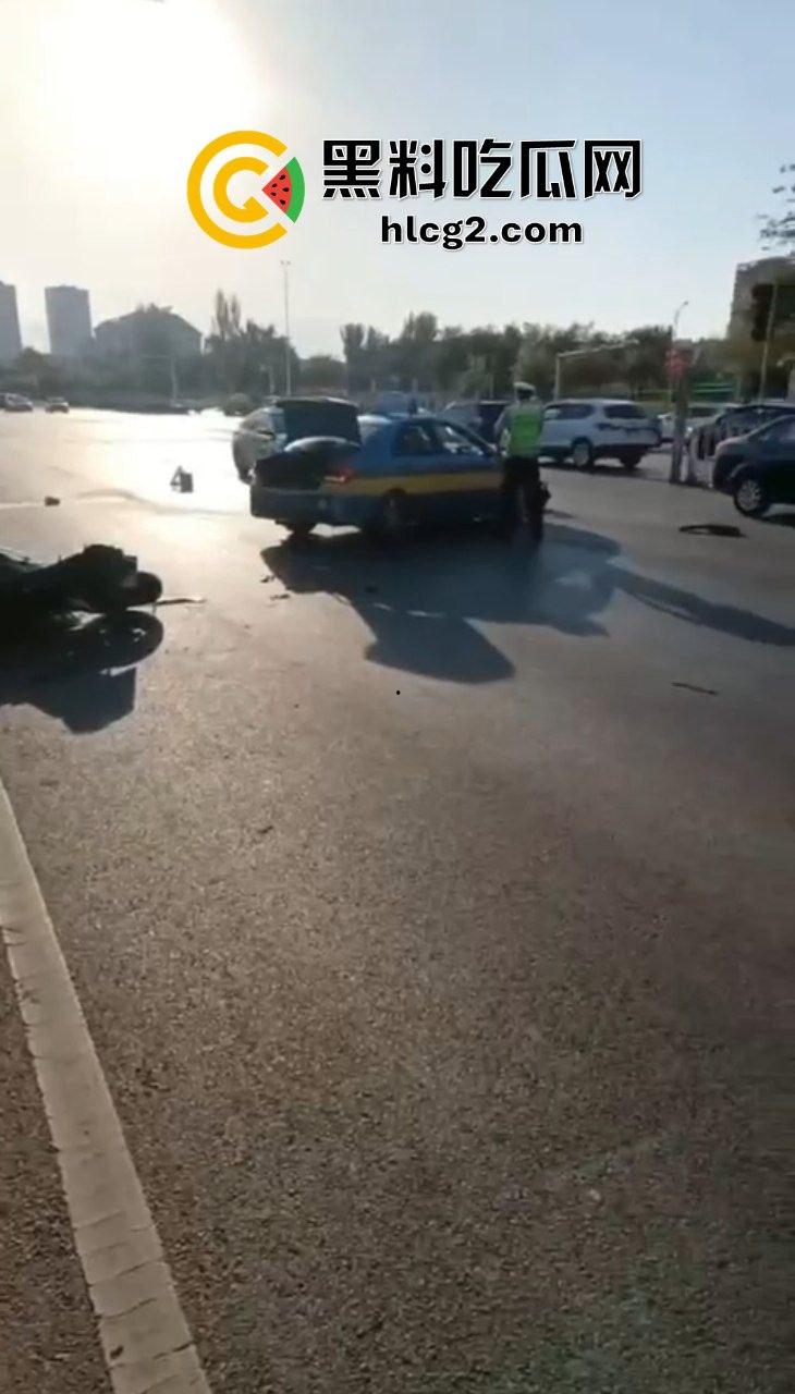 西夏万达摩托车祸 女骑士飙车撞上出租车 撞飞重摔在地 仙女脸被磨去一半 惨不忍睹-7