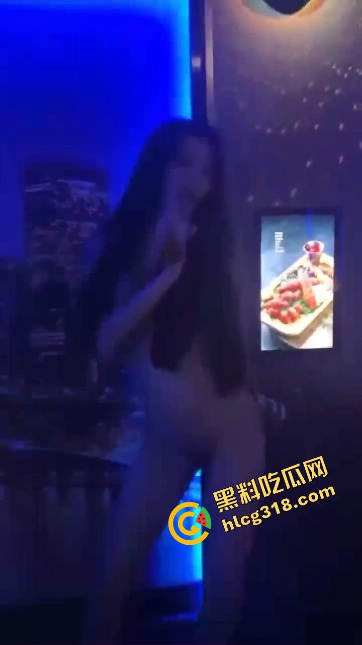 K房全裸接客制,香奶滑臀油光锃亮,唱一首舔三口,不挑脸不挑屌,包夜随便草,钱到位谁都能射进高音区!-2