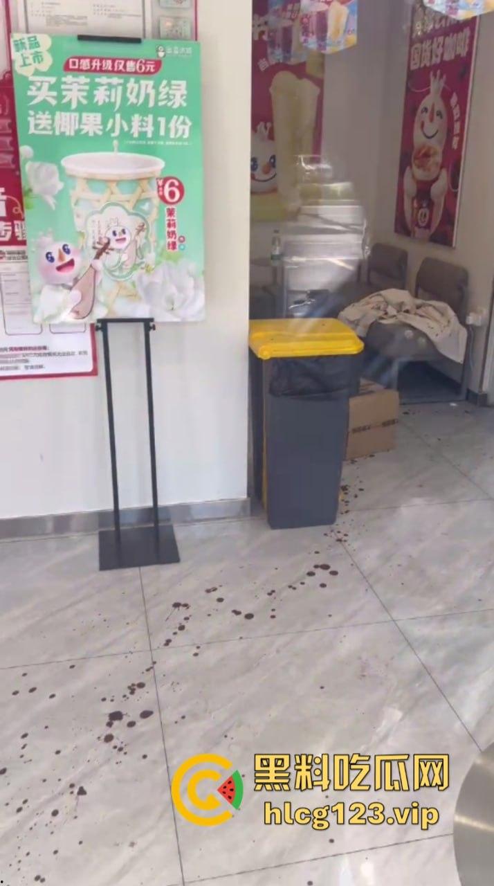 突发命案！杭州西湖区蜜雪冰城店内发生砍人事件 一店员被杀 现场血腥视频曝光-7