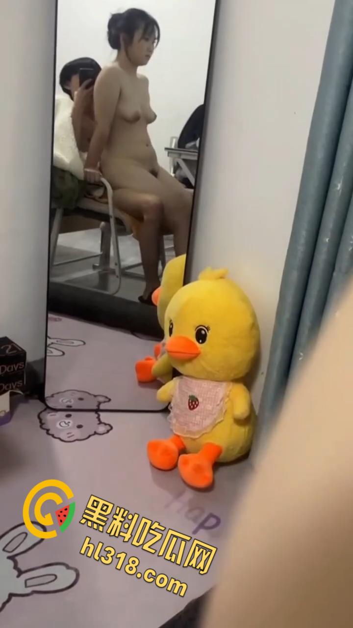 Soul勾搭学设计的妹子【董晓菲】，答应好久终于来一炮，最刺激的是一边女上一边工作，口爆内射准备SM继续调教 !-8