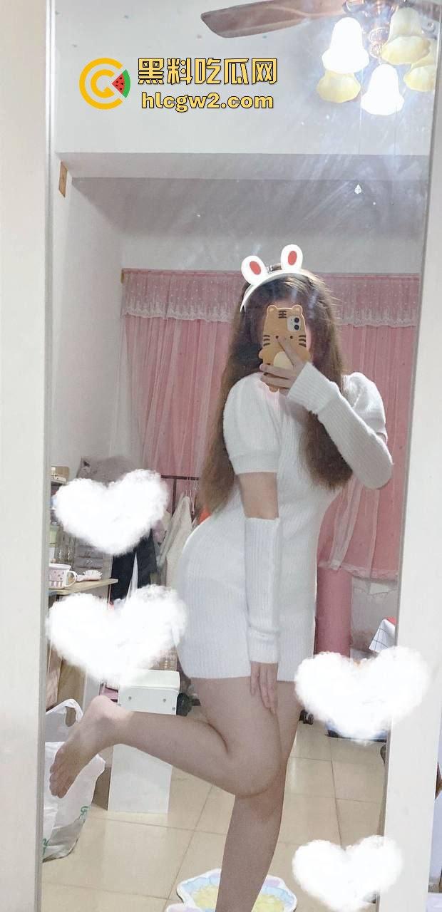 独家爆料！26岁母狗女友【孟可心】夜宿不归 长款毛衣显腿长，肥臀粉嫩鲍水嫩得想直接顶进去看得人想狠干！-6