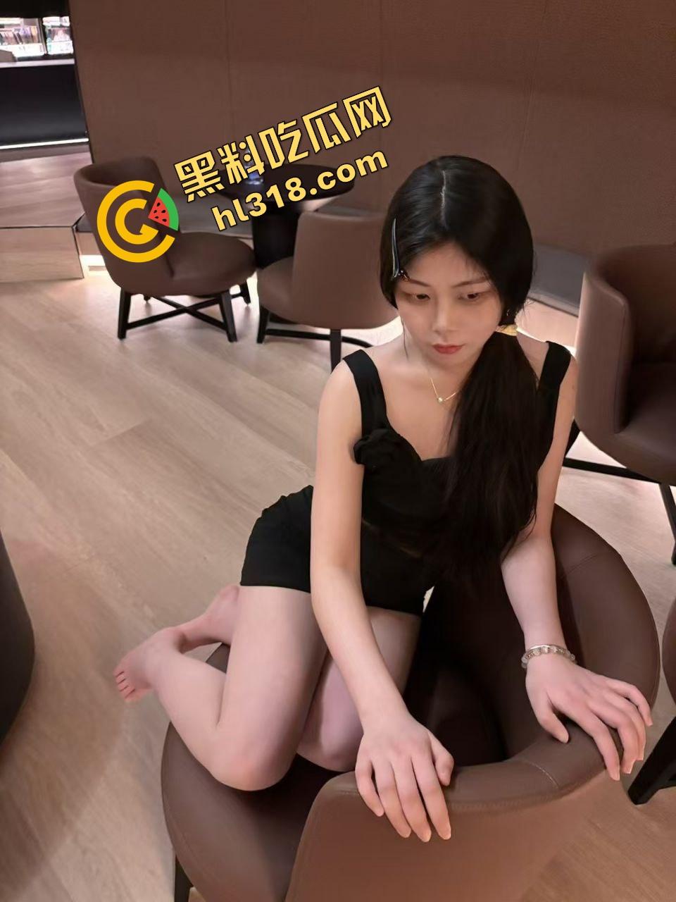 酒店开房正操得起劲，萌妹爸爸一个电话打来，不知道电话那头的爹知不知道自己闺女已经被干高潮了！-4