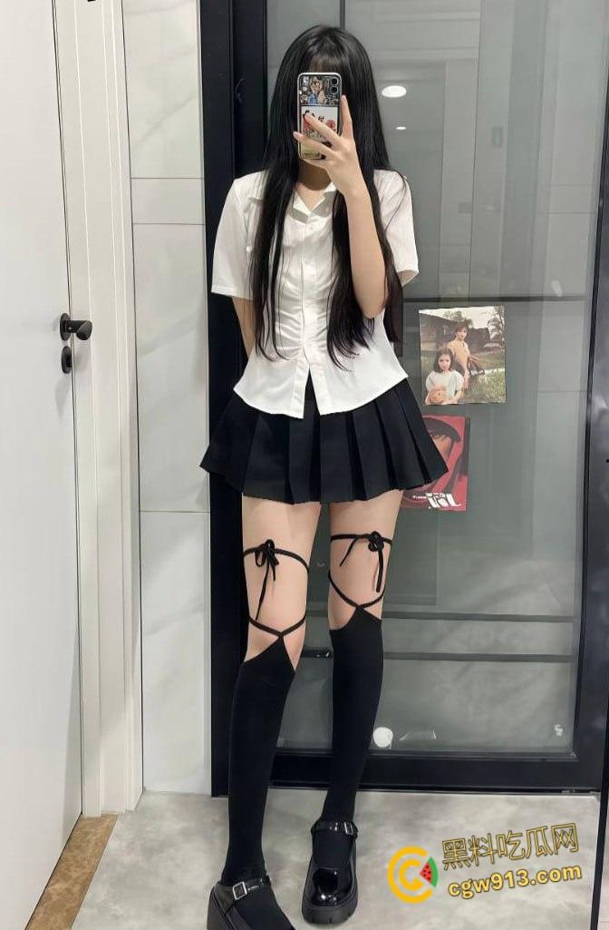 抖音擦边网红【爱吃猪脚饭】，白袜大长腿清纯脸蛋，JK短裙脱下性感内裤，假屌炮机狂插自慰！-2