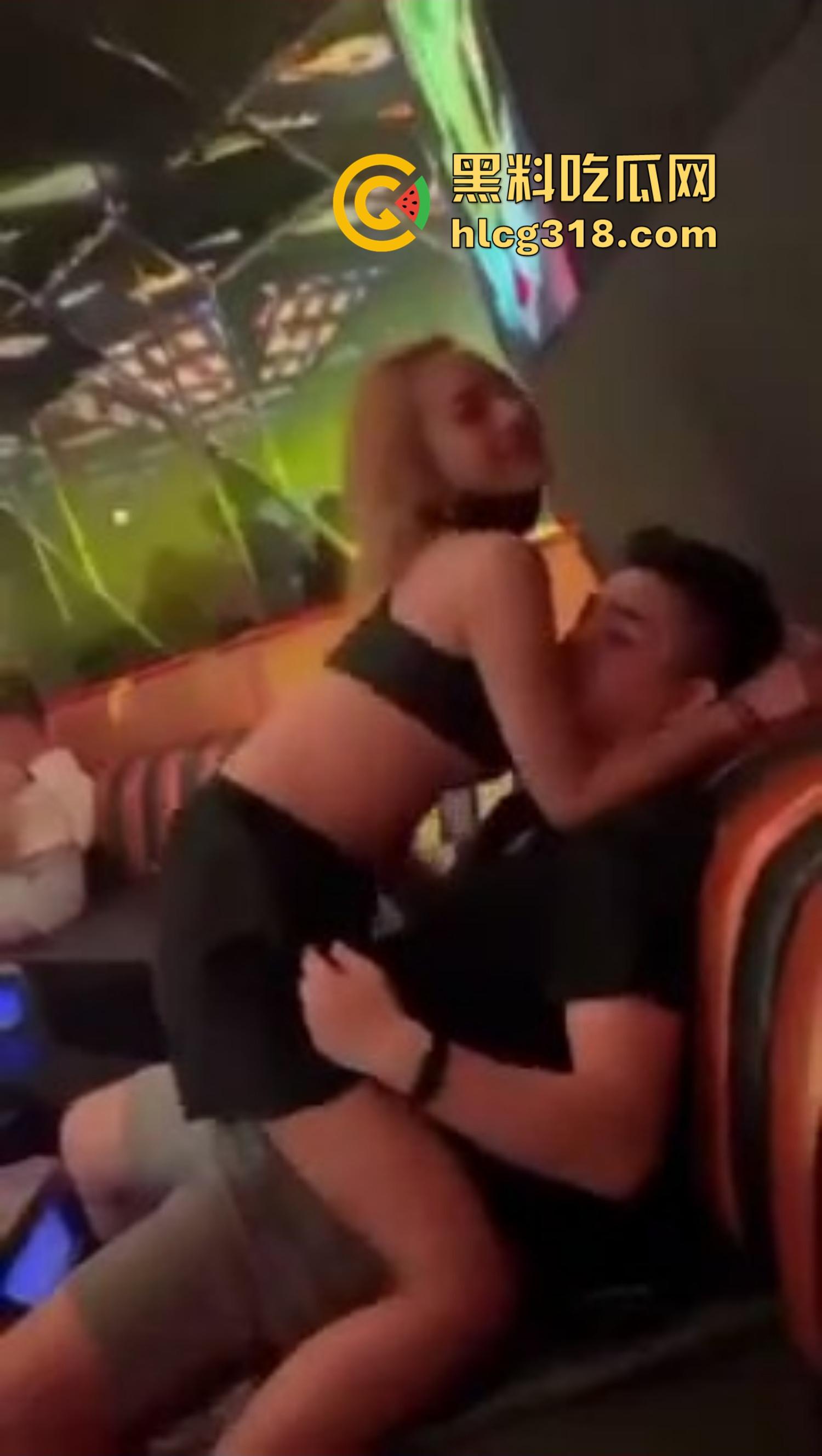 夜店不跳舞不喝酒，就爱舔奶子，骚女当众掀衣喂奶，男的舔得像喝汤，众人围拍像看活春宫！-7