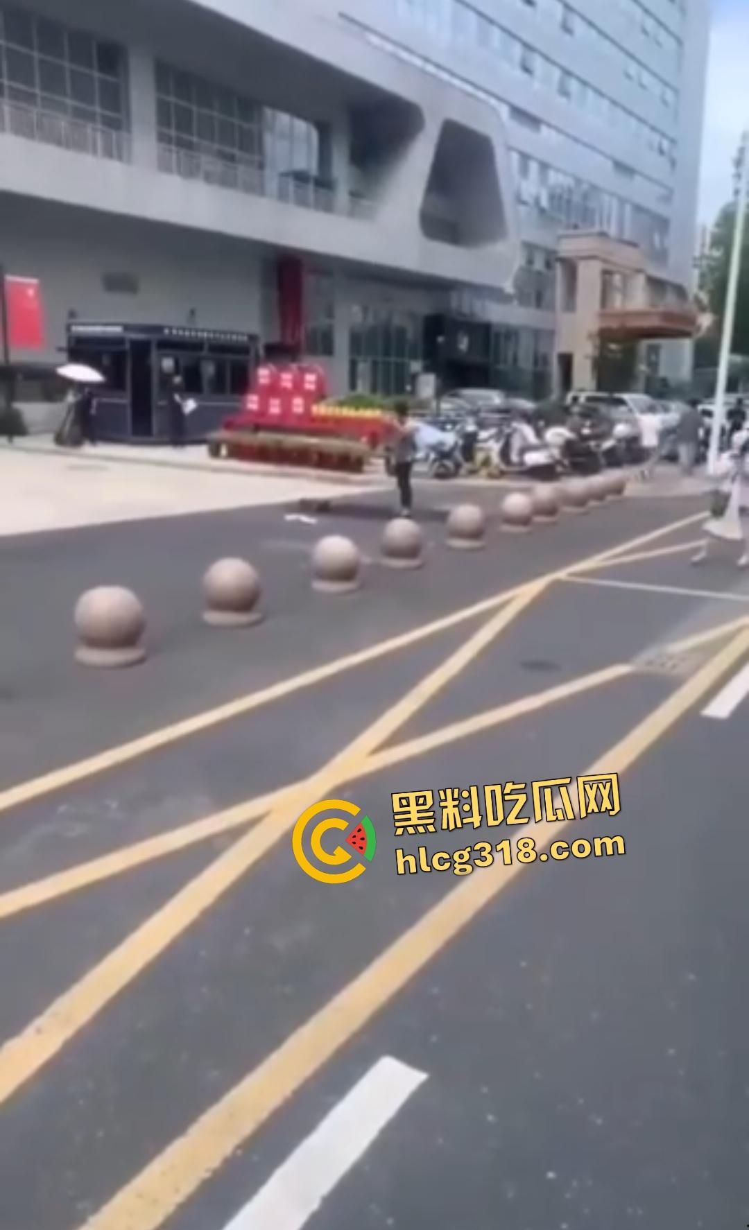 温州瑞安市政府服务中心自焚惨剧!男子因拆迁补偿不公绝望点火,保安狂灭火最后救出一具干尸!-5